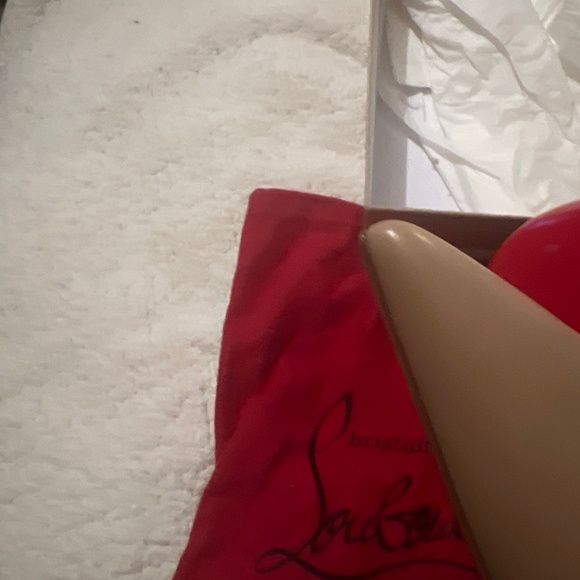 Nude - Picture 4 of 5